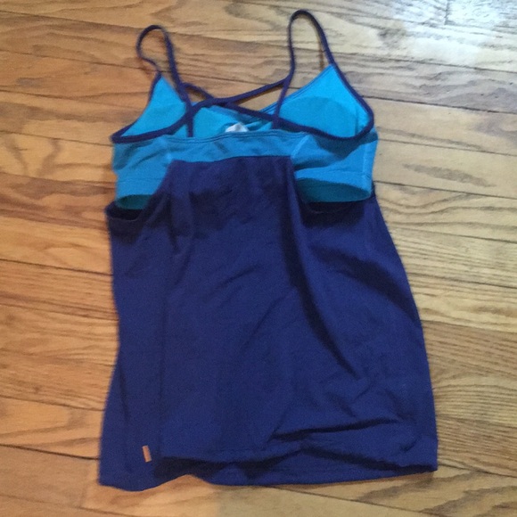 Lucy athletic top with built in bra - Picture 2 of 3